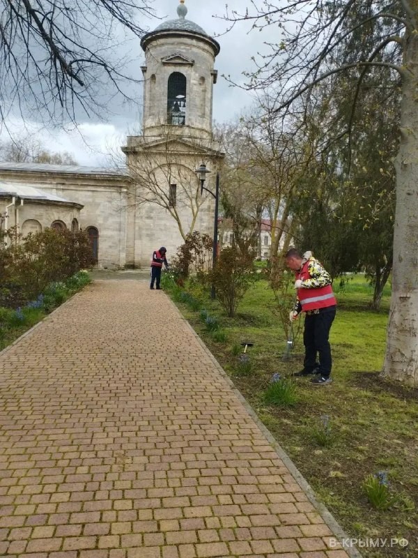 Подготовка к Дню освобождения Керчи и Пасхе: уход за мемориалами и храмами