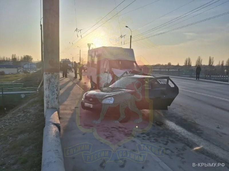 Сотрудники Госавтоинспекции выясняют обстоятельства смертельного ДТП в Керчи